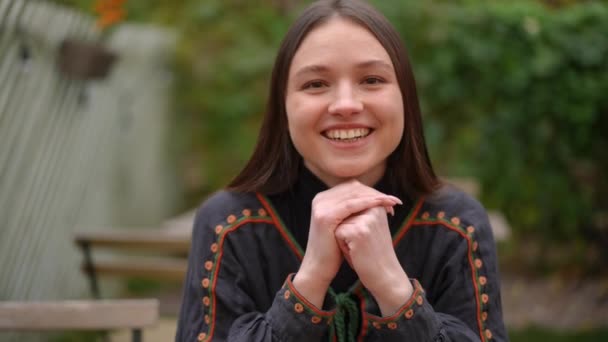 Porträtt Brunett Glad Ung Kvinna Med Bruna Ögon Tittar Kameran — Stockvideo