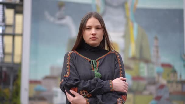 Збільшити Зображення Жінки Вишитій Українській Сорочці Стоїть Надворі Перехрещеними Руками — стокове відео