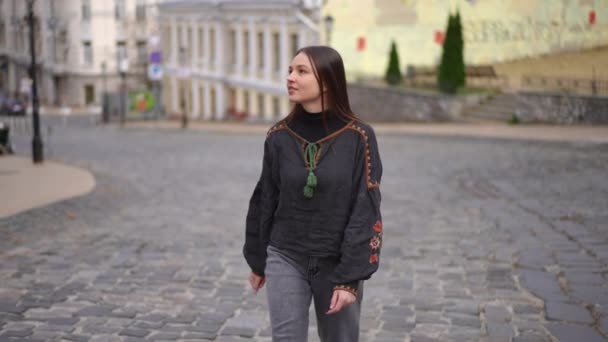 Kendinden Emin Nakışlı Gömlekli Bir Kadın Ukrayna Nın Eski Kasabasında — Stok video
