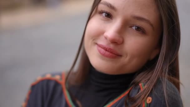 Närbild Porträtt Leende Vacker Ung Kvinna Poserar Slow Motion Utomhus — Stockvideo