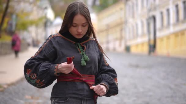 Eine Mittelgroße Junge Frau Bindet Gürtel Traditioneller Bestickter Ukrainischer Kleidung — Stockvideo
