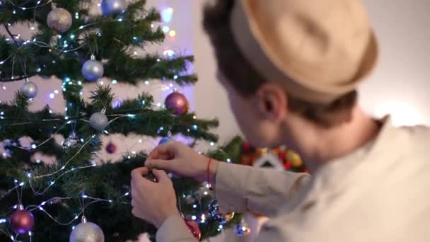 Kafkasyalı Lgbtq Adamın Noel Arifesinde Evi Dekore Ettiği Yakın Çekim — Stok video