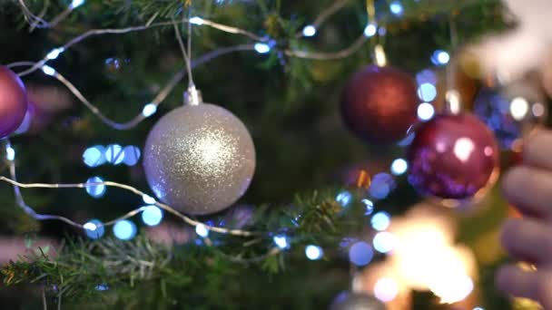 Weihnachtsschmuck Großaufnahme Der Einem Ast Des Neujahrsbaums Hängt Mit Männlicher — Stockvideo