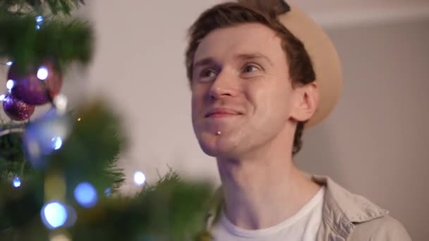 Close Portret Van Glimlachende Tevreden Blanke Lgbtq Man Versieren Kerstboom — Stockvideo
