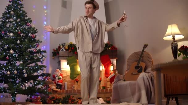 Noel Arifesinde Şampanya Kadehiyle Salonda Dans Eden Kafkasyalı Lgbt Nin — Stok video