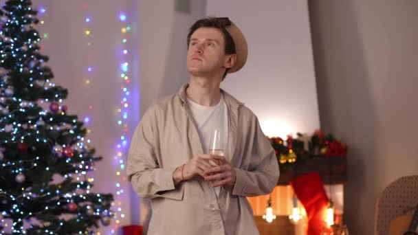 Gedachtzame Blanke Lgbt Man Woonkamer Met Champagneglas Oudejaarsavond Die Geluid — Stockvideo