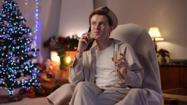 Veselý Lgbt Muž Mluví Telefonu Blahopřeje Štědrý Večer Pije Šampaňské — Stock video
