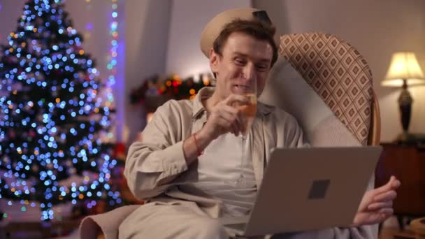 Retrato Homem Alegre Relaxado Rindo Conversando Brinde Com Laptop Parabenizando — Vídeo de Stock