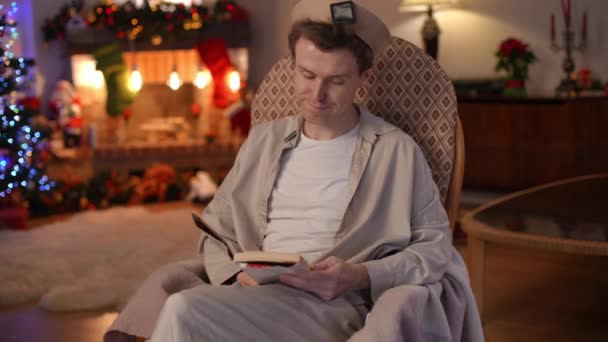 Zrelaksowany Biały Człowiek Lgbt Czytający Zamykające Książki Odwracając Wzrok Portret — Wideo stockowe