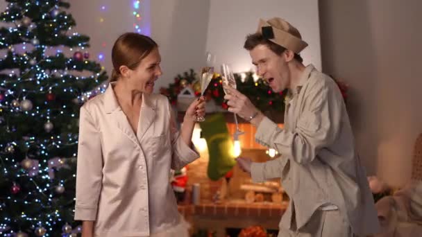 Neşeli Adam Kadın Şöminenin Önünde Şampanya Tokuşturup Dans Ederek Eğleniyorlar — Stok video