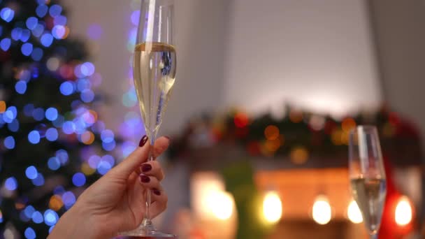 Close Vrouwelijke Hand Kloppen Champagne Glas Met Mannelijke Getatoeëerde Palm — Stockvideo