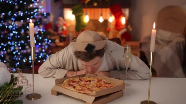 Zadowolony Człowiek Wącha Pizzę Pijąc Szampana Siedzącego Przy Stole Salonie — Wideo stockowe
