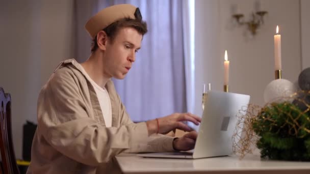 圣诞前夕 忙碌的男人在笔记本电脑上给网上冲浪的人留言 一边喝香槟一边吃披萨 白人男女同性恋 双性恋 变性者和双性人在室内共度新年的侧面肖像 — 图库视频影像
