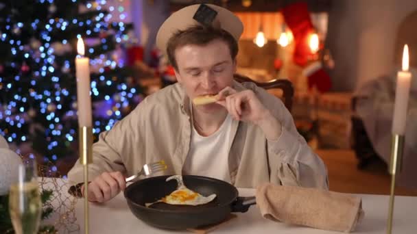 Портрет Самотнього Чоловіка Який Їсть Яйця Сковороди Сидячи Вдома Різдво — стокове відео