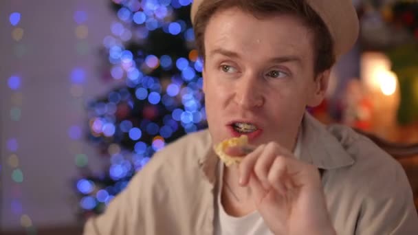 Yakın Plan Beyaz Lgbt Adam Içeride Noel Işıklarının Altında Pizza — Stok video