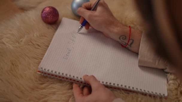 Hoge Hoek Uitzicht Man Getatoeëerd Hand Schrijven Brief Aan Kerstman — Stockvideo