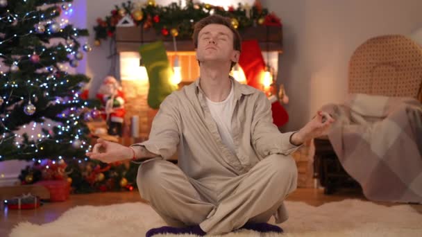 Vooraanzicht Ontspannen Jongeman Mediteren Zittend Lotus Poseren Woonkamer Oudejaarsavond Breed — Stockvideo