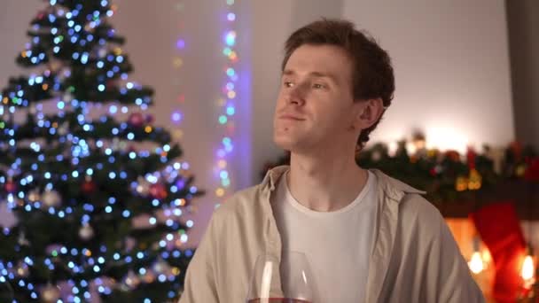 남자가 거실에 유리에서 포도주 냄새를 맡았다 성탄절 집에서 역겨운 백인성 — 비디오