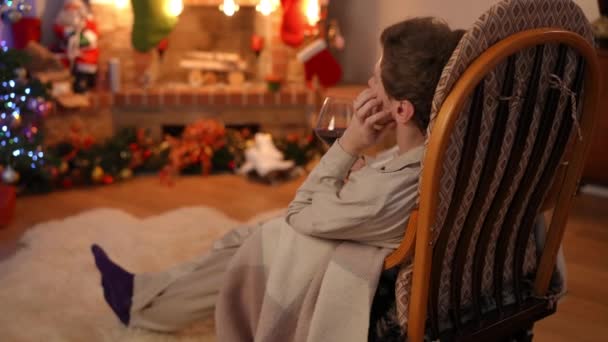 크리스마스 이브에 의자에 레드와인을 마시고 생각깊고 청년의 뒷모습 외롭고 Lgbt — 비디오