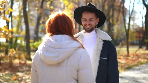 Homme Lgbt Souriant Étreignant Femme Dans Les Yeux Roulants Parc — Video