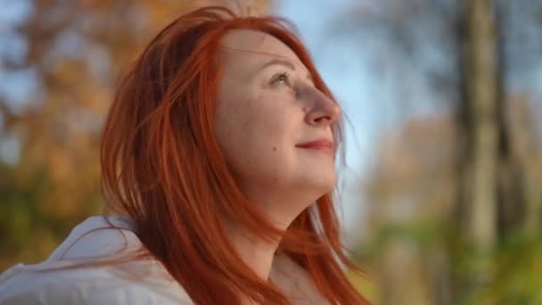 Close Zadowolony Dojrzały Biały Ruda Kobieta Patrząc Górę Podziwiając Piękno — Wideo stockowe