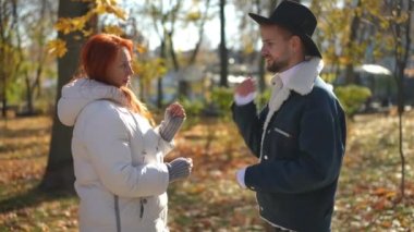 Olgun bir kadının, genç bir adamı azarlayıp uzaklaşması. Stresli Kafkasyalı LGBT oğlu endişeli annesini güneşli sonbahar parkında bırakıp gidiyor.