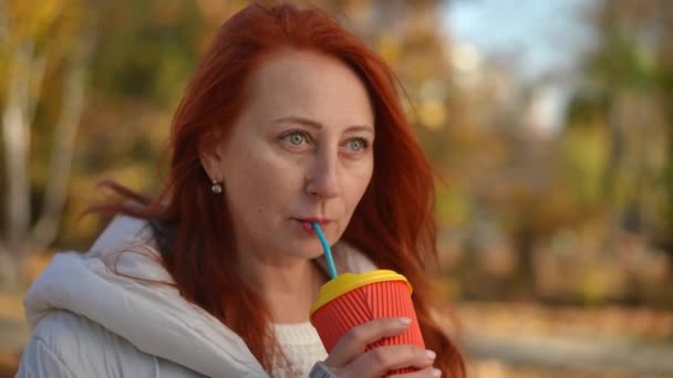 Mulher Despreocupada Positiva Olhando Para Longe Beber Café Ensolarado Parque — Vídeo de Stock