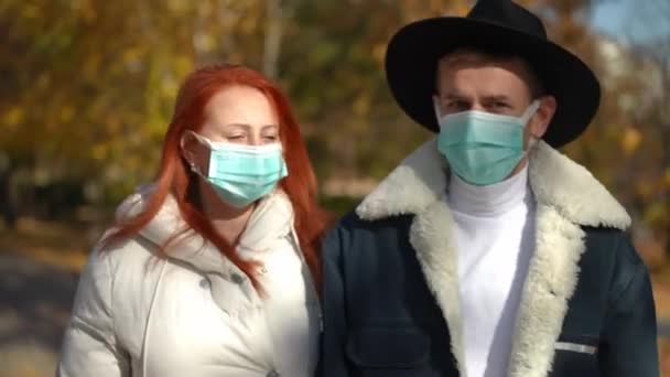 Volwassen Vrouw Jonge Man Coronavirus Gezicht Maskers Lopen Zonnige Herfst — Stockvideo