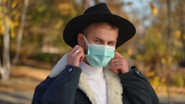 Joyful Handsome Lgbt Man Taking Covid Face Mask Throwing Away — Stock Video