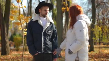 Güz parkında avucunu yalamaya çalışan sinirli bir adam. Güneşli bir günde annesiyle tartışan beyaz bir LGBT çocuğunun portresi.