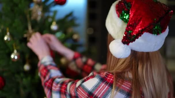Mujer Joven Irreconocible Decorando Árbol Navidad Casa Sala Estar Disparos — Vídeos de Stock