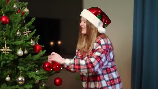 侧视图兴奋的年轻女子在客厅里跳舞装饰圣诞树 中景肖像画快乐快乐的白种人千禧年夫人在家里度假前夜玩得开心 — 图库视频影像