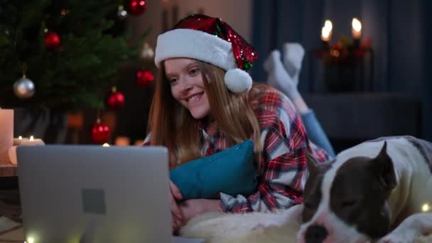 인터넷에서 어두운 방에서 코미디 영화를 크리스마스에 실내에서 과즐기는 — 비디오