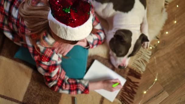 Eine Junge Frau Schreibt Mit Reinrassigen American Staffordshire Terrier Briefe — Stockvideo