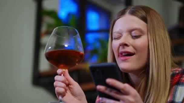 Jonge Vrolijke Vrouw Met Een Glas Rode Wijn Grimmig Flirten — Stockvideo
