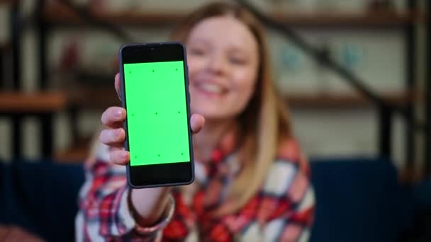 Teléfono Inteligente Pantalla Verde Primer Plano Mano Femenina Caucásica Con — Vídeos de Stock