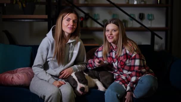 Duas Jovens Mulheres Bonitas Relaxadas Sentadas Sofá Com Cão Falando — Vídeo de Stock