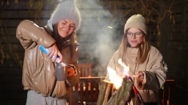 Noel Şarkıları Söyleyen Neşeli Kadınların Şenlik Ateşinde Gülerek Marşmelov Kızarttığı — Stok video