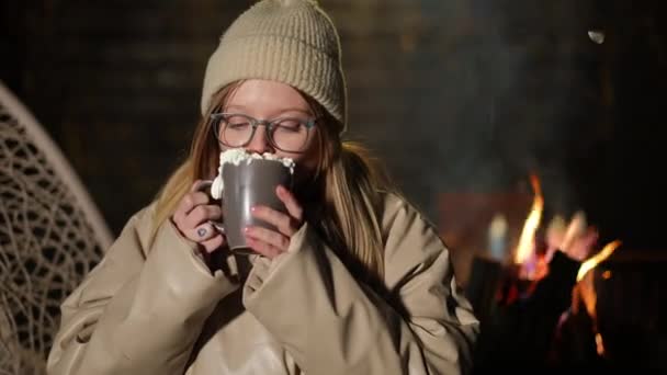 Ontspannen Gelukkige Vrouw Drinken Traditionele Kerst Cacao Met Slagroom Links — Stockvideo