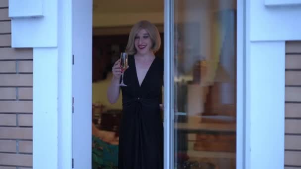 Веселая Небинарная Гендерная Женщина Открывает Дверь Размахивая Улыбкой Приглашая Гостей — стоковое видео
