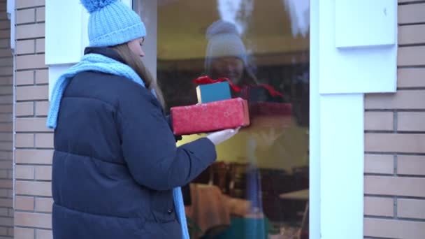 Женщина Стучащая Дверь Новогодними Подарками Крыльце Удивлён Возбуждённая Бинарная Леди — стоковое видео