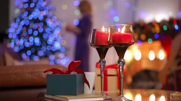 Close Kerst Kaarsen Branden Tafel Met Kerstcadeau Ontspannen Zorgeloze Vrouw — Stockvideo