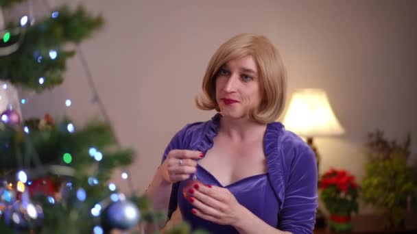 Счастливая Недвоичная Женщина Вешает Рождественскую Игрушку Новогоднюю Елку Улыбаясь Глядя — стоковое видео