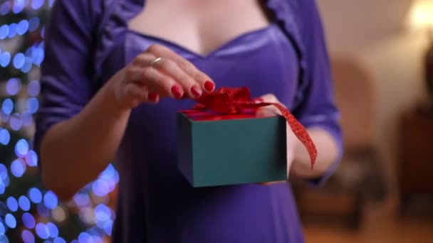 Крупный План Новогодняя Подарочная Коробка Руках Неузнаваемой Гендерно Жидкой Женщины — стоковое видео