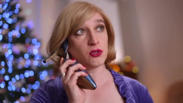 Grappige Gender Fluid Persoon Imiteren Telefoon Praten Schoen Het Oor — Stockvideo
