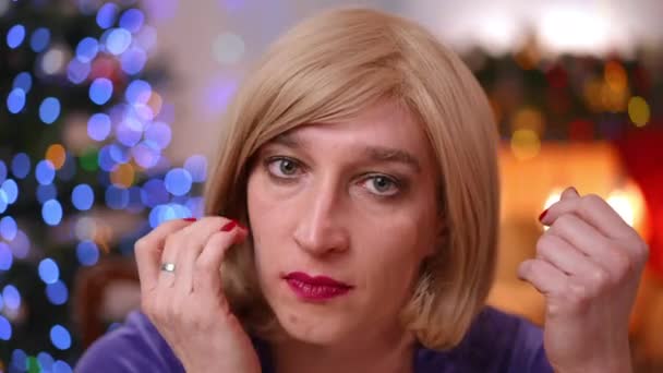 자신감 여성의 헤드샷 크리스마스 배경에 카메라를 보면서 화장을 조정하고 새해를 — 비디오