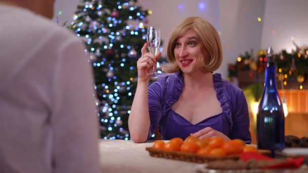 令人心满意足的女性的肖像 与无法辨认的朋友一起敬酒 叮叮当当地喝香槟 在家中微笑庆祝圣诞节的白人非二元男女同性恋 双性恋和变性者 — 图库视频影像