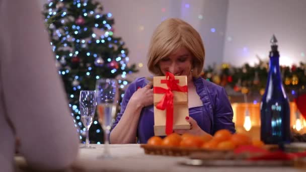 令人惊讶的快乐的男女同性恋 双性恋和变性者非二元女性的画像 感谢坐在客厅桌子旁的圣诞礼物 满意的白人女性 带着微笑和朋友庆祝新年前夕 — 图库视频影像