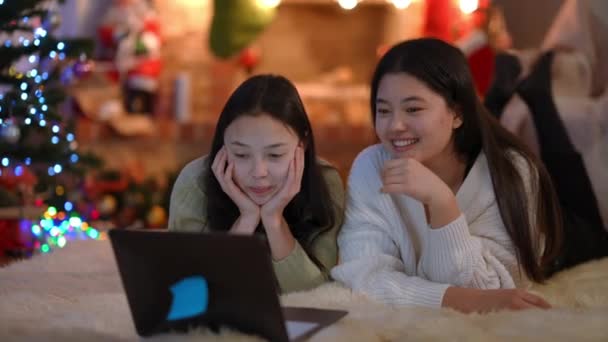 Despreocupado Relaxado Mulheres Asiáticas Assistindo Filme Online Deitado Tapete Sala Videoclipe