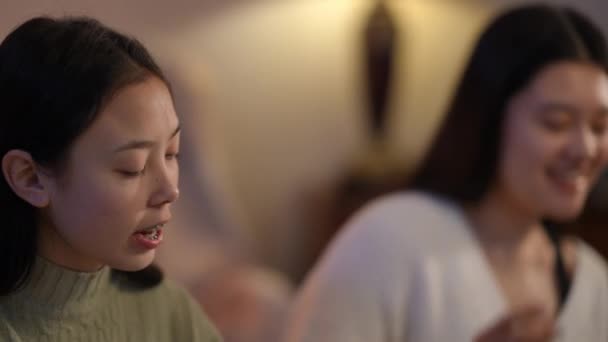 Yetenekli Asyalı Zayıf Güzel Bir Kadın Bulanık Arkadaşıyla Evde Oturmuş — Stok video